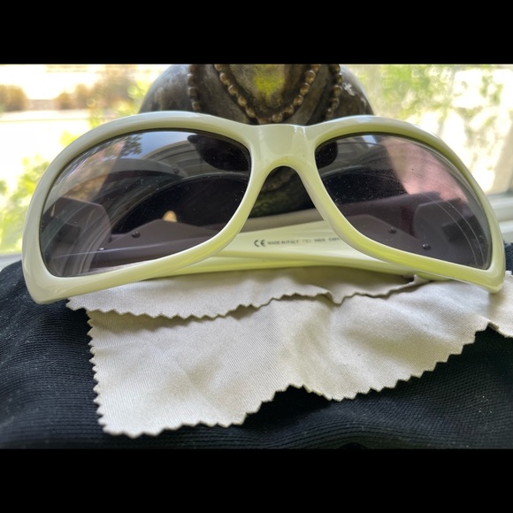 ❤️💚 VALENTINO SUN GLASSES 💚❤️ - Picture 8 of 8